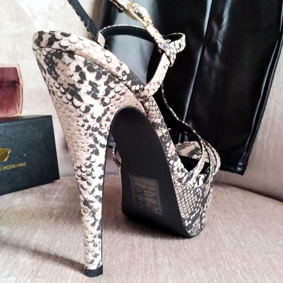 Snakeskin Heel - Picture 5 of 5